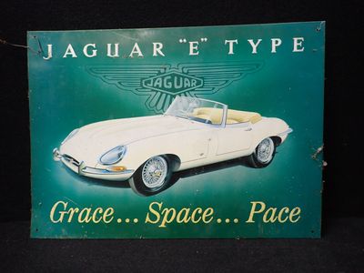 une photo d'un panneau publicitaire pour une Jaguar E-Type