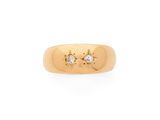 une bague en or sertie de deux diamants au centre