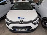 une voiture blanche garée dans un parking à côté d'autres voitures