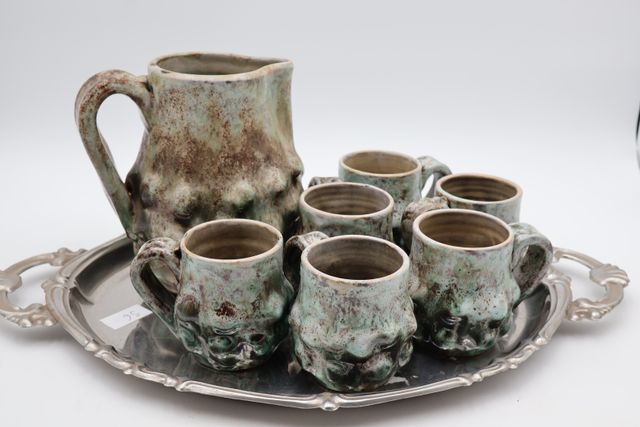 VALLAURIS : lot de six chopes et pichet en grès signé en creux (G...