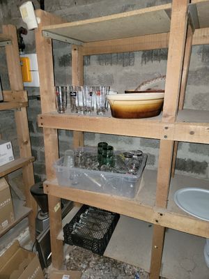 une étagère en bois sur laquelle est posé un bol