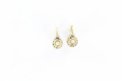 une paire de boucles d'oreilles en or jaune serties de diamants