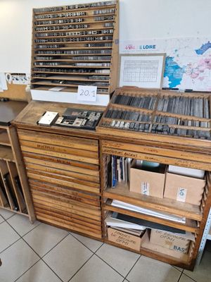 1 lot de caractères pour presses typo dans 1 module de meubles bois à 