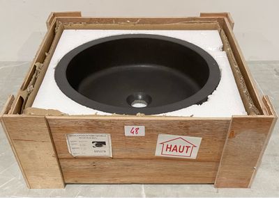 une caisse en bois contenant un évier noir