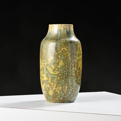 un vase posé sur une table blanche
