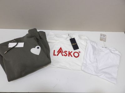deux t-shirts posés sur une table, avec leurs étiquettes encore attachées