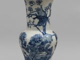 un vase bleu et blanc avec un oiseau dessus