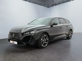 La nouvelle Toyota Avalon hybride 2021 est exposée dans un showroom