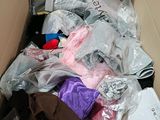 une boîte remplie de vêtements et d'autres objets qui s'y trouvent