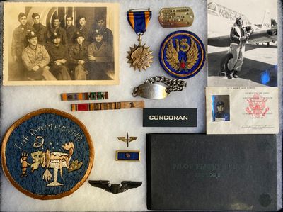 une photo d'une vitrine contenant de nombreux objets militaires