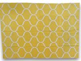 un gros plan d'un tapis jaune et blanc sur fond blanc
