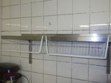 une photo d'une cuisine avec un évier et une étagère