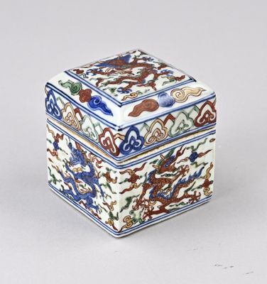 une petite boîte bleue et blanche décorée de motifs