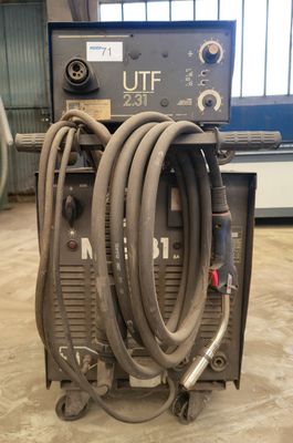 une machine qui se trouve dans une pièce, équipée de tuyaux