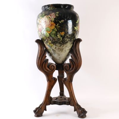 un vase posé sur un support sur fond blanc