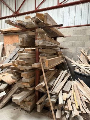 de nombreux morceaux de bois empilés les uns sur les autres