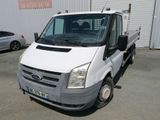 un camion blanc garé dans un parking