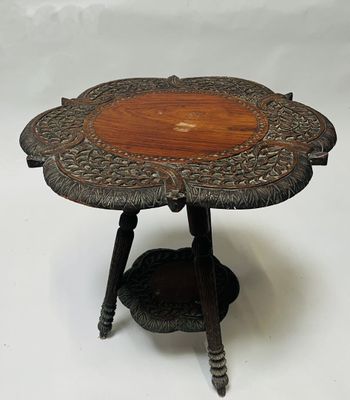 PETITE TABLE de milieu reposant sur trois pieds fuselés à dé…