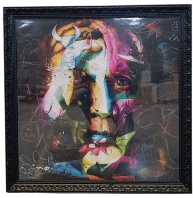 peinture représentant le visage d'une femme, dans un cadre noir sur fond blanc