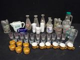 de nombreux verres et pichets de toutes sortes sur la table