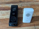 deux télécommandes posées l'une à côté de l'autre sur une table en bois