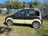une petite voiture garée dans l'herbe