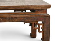 CHINE XXème. TABLE BASSE en bois sculpté à légère patine pol… (photo 5)