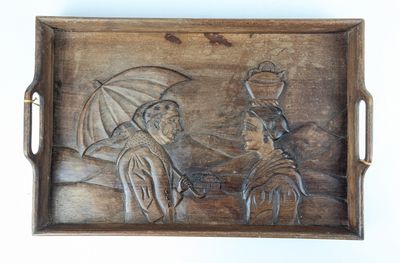 PLATEAU rectangulaire en bois à décor sculpté en bas relief …