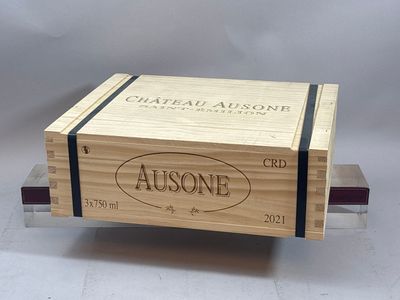 une image représentant une boîte en bois sur laquelle figure une étiquette de vin