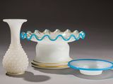 deux vases et un bol posés sur une table