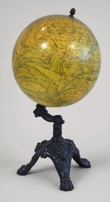 globe jaune et noir posé sur un trépied, sur fond blanc