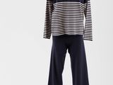 un mannequin portant un haut rayé et un pantalon à jambes larges