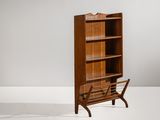 une bibliothèque en bois surmontée d'un porte-revues
