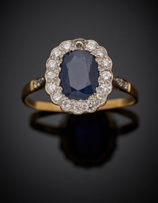 une bague ancienne ornée d'un groupe de saphirs et de diamants