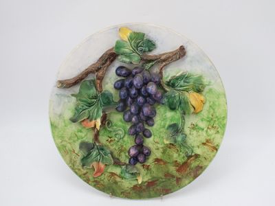 une photo d'une assiette décorative ornée de raisins
