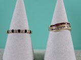 deux bagues en or ornées de diamants noirs et blancs sont posées au sommet d'un cône