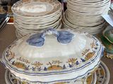 plusieurs assiettes empilées sur une table