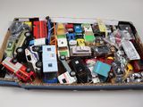 une boîte en carton remplie de petites voitures et de petits camions