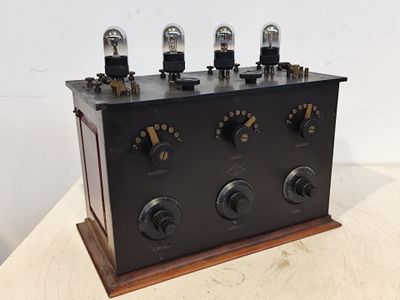 une photo d'une radio à l'ancienne munie de nombreux boutons