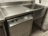 un évier en inox et un lave-vaisselle dans une cuisine