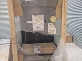 des toilettes qui se trouvent au milieu d'une pièce