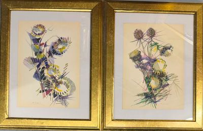 deux photos de fleurs encadrées dans un cadre doré
