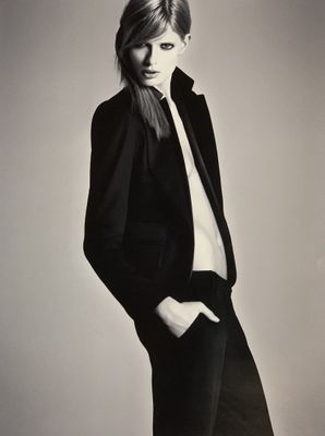 une photo en noir et blanc d'une femme en costume-cravate