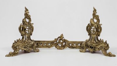 une paire de bougeoirs anciens en laiton sur fond blanc