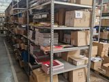 de nombreux cartons et boîtes sur les étagères de l'entrepôt