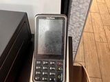 un téléphone portable posé sur une table à côté d'une boîte
