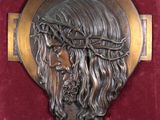 une image représentant une croix en bronze sur laquelle figure le visage de Jésus