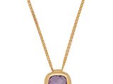 un collier plaqué or orné d'une pierre violette, monté sur une chaîne