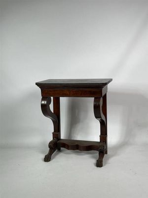 une vieille table en bois avec un plateau en marbre sur fond blanc