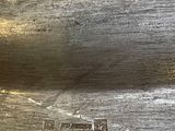 une image d'un gros plan d'un objet métallique sur une table